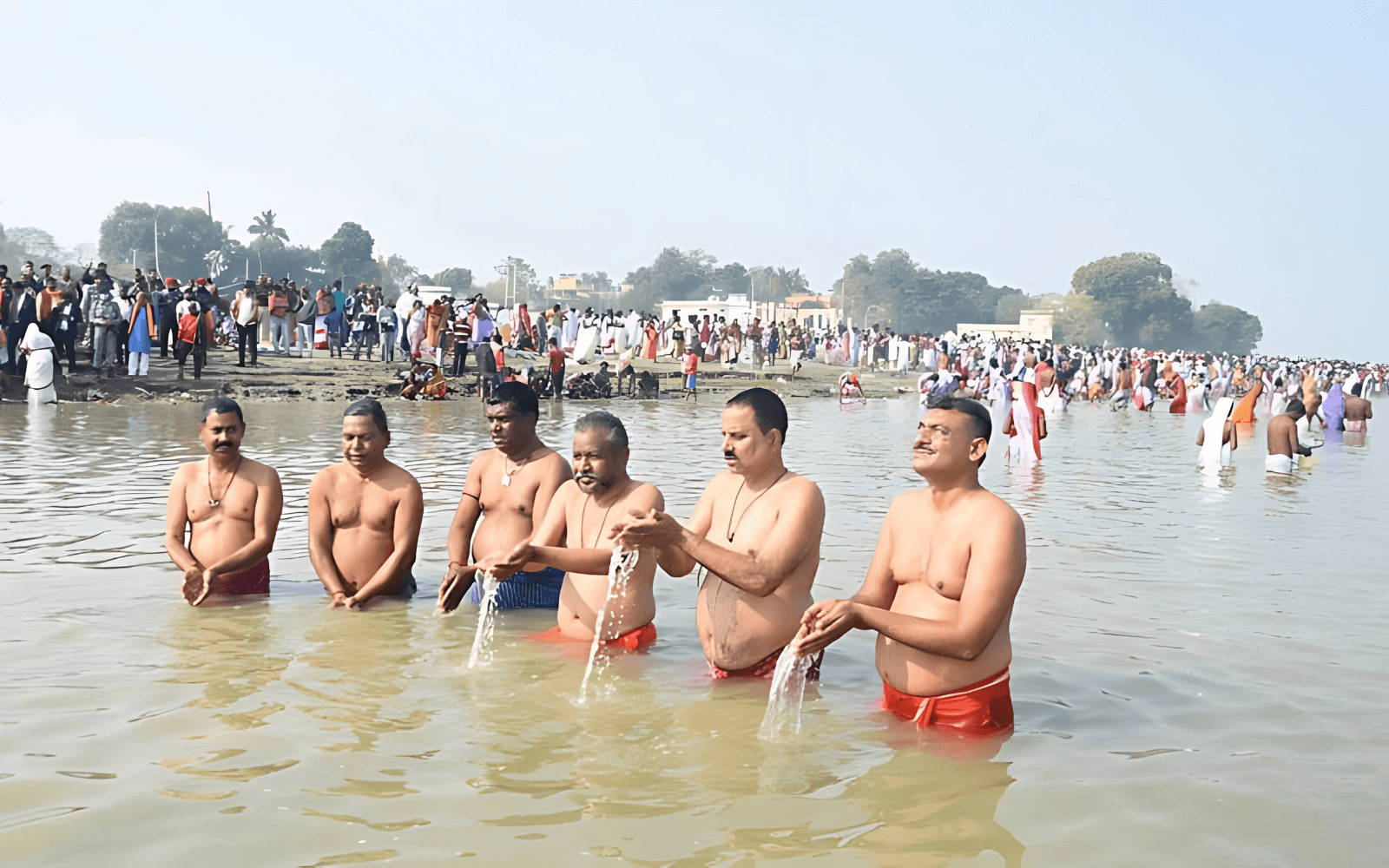 Devotees taking the sacred dip on Maghi Poornima 2025 at the Kumbh Mela, completing their Kalpavas ritual.